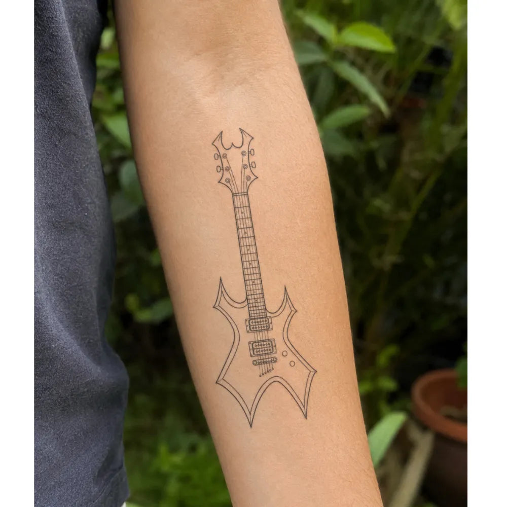 SafeTatt — Dark Guitar · fotografie tetování na kůži